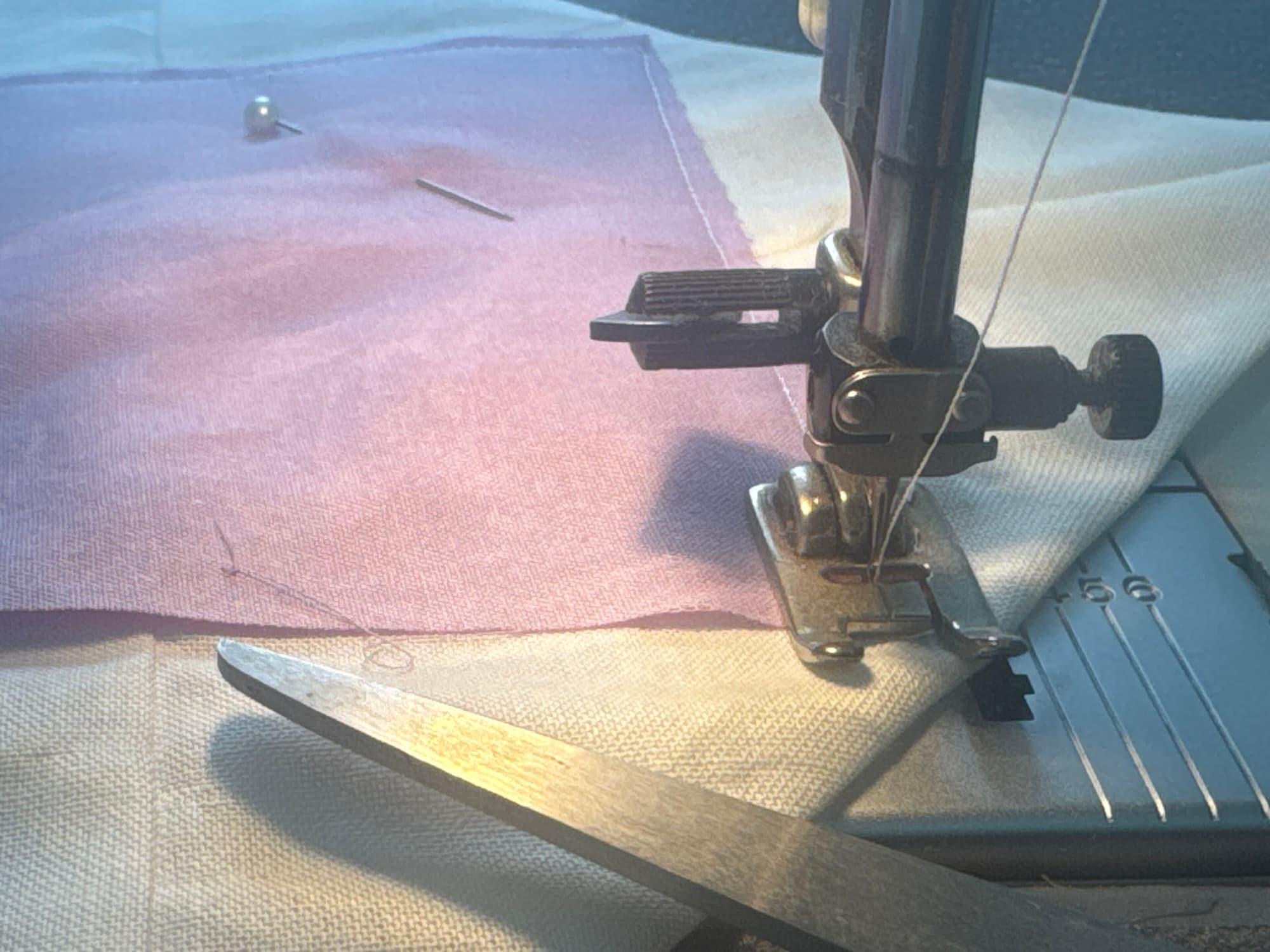 Aiguille d'une machine à coudre sur un tissu dans un atelier de couture