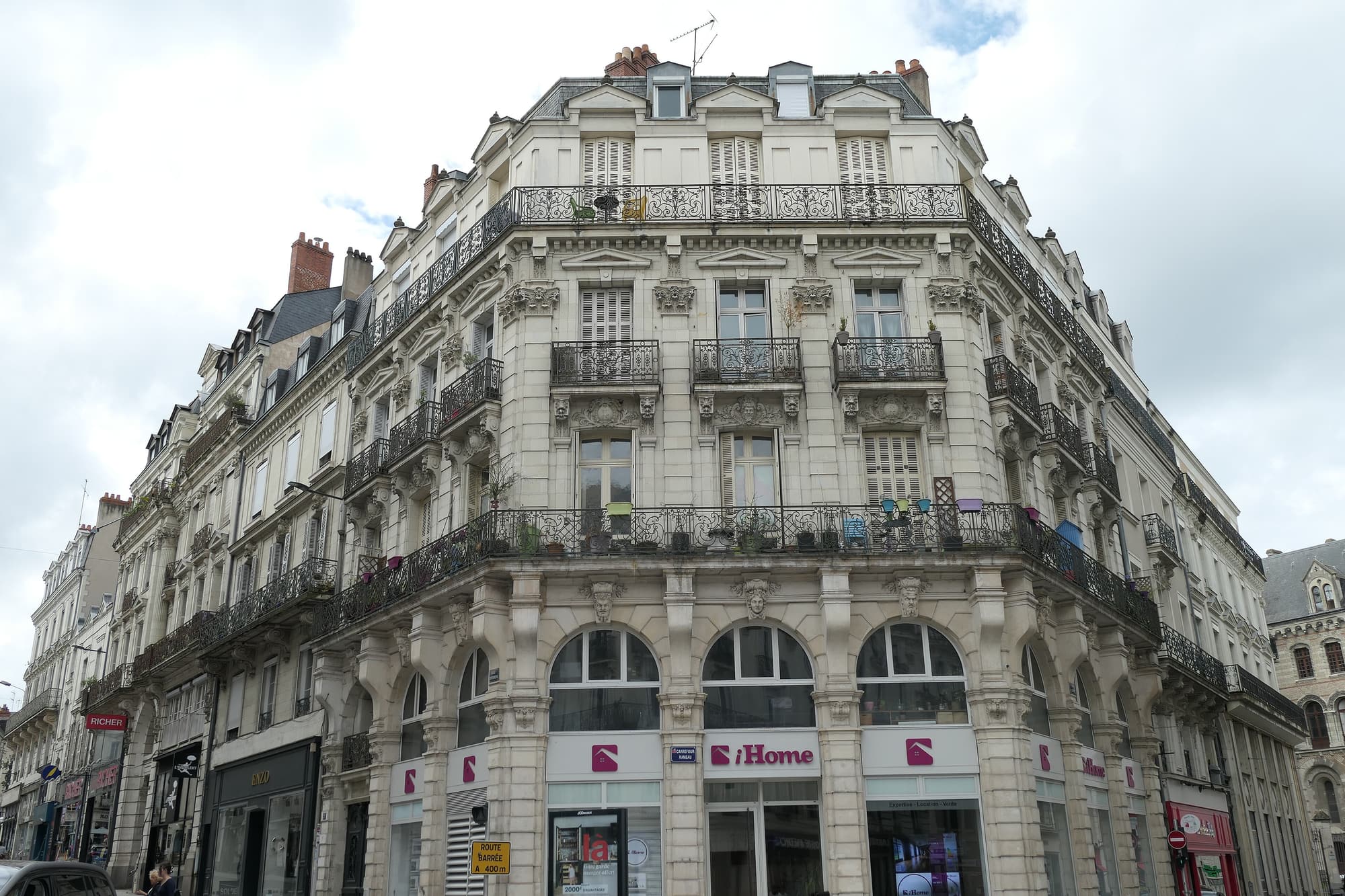 Immeuble d'angle à Angers avec des commerces au rez-de-chaussée et des logements aux étages