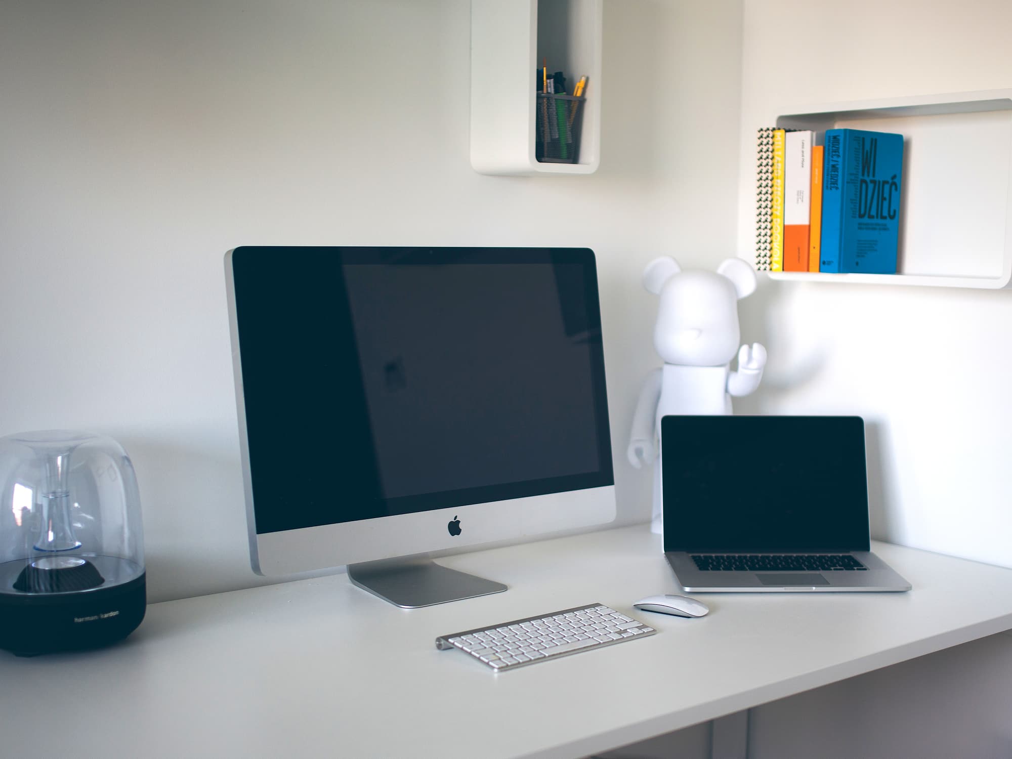 Poste de travail avec ordinateur de bureau, ordinateur portable et étagère de classeurs